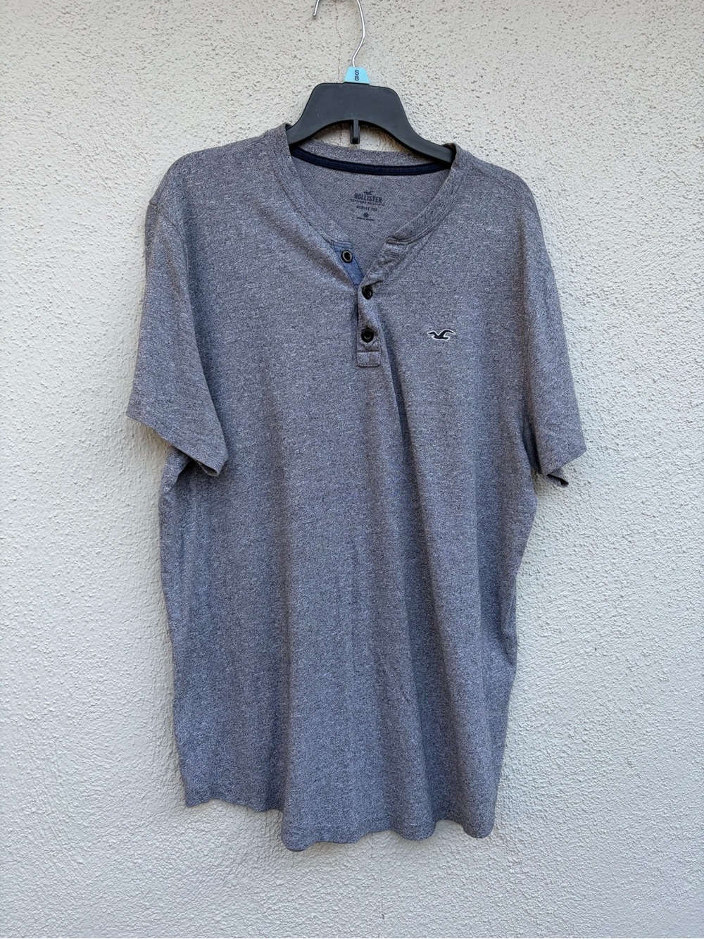 Hollister Men's Gray Short Sleeve Henley Tee Size M